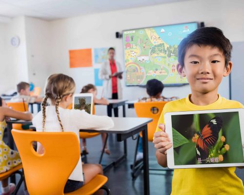 Child posing with a tablet 740835
